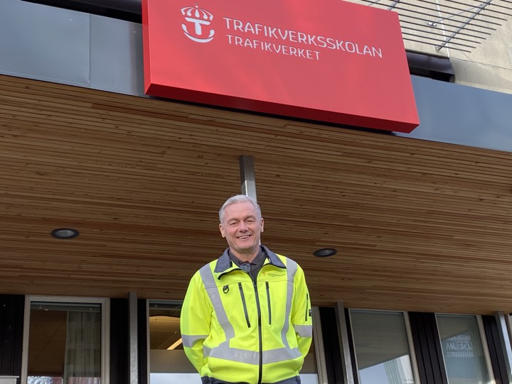 Bilden visar Tony Helm, Trafikverksskolans resultatenhetschef i övningsanläffningen för järnväg i Ängelholm.
