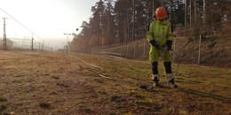 Högupplöst bild av "Kontaktledningstekniker med kontaktledning på marknspannet i Ängelholm", visa i nytt fönster