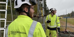 Högupplöst bild av "Yh-studerande bygger kontaktledning", visa i nytt fönster