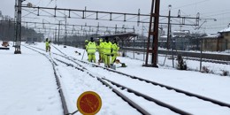 Högupplöst bild av "Yh-bantekniker arbetar i snötäckt järnvägsspår", visa i nytt fönster