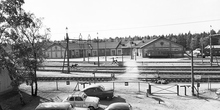 Svartvit bild på järnvägsspår och lokstallet bakom Ängelholms station