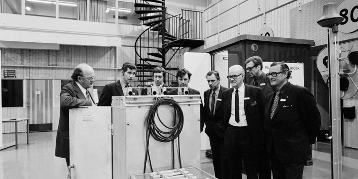 Svartvit bild på personer som byggerupp signalanläggningen i Trafikverksskolans huvudbyggnad