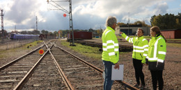 Högupplöst bild av "Bilden visar del av Trafikverksskolans järnvägspark med utbildare och studerande som står och diskuterar i avstängt järnvägsspår. I bakgrunden syns Pågatåg och en av Trafikverksskolans utbildningsbyggnader. ", visa i nytt fönster