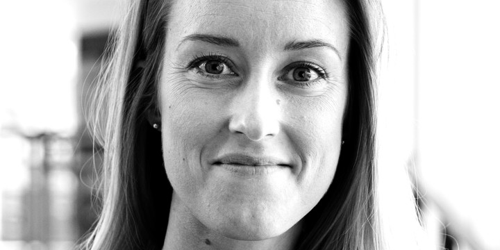 Bilden är ett porträtt av Jeanine Osbeck, utbildningshandläggare på Kusbevakningen.