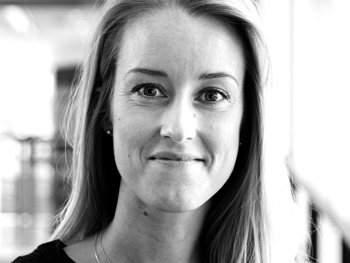 Bilden är ett porträtt av Jeanine Osbeck, utbildningshandläggare på Kusbevakningen.