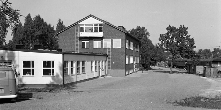 svartvit bild på skolans äldsta byggnad.