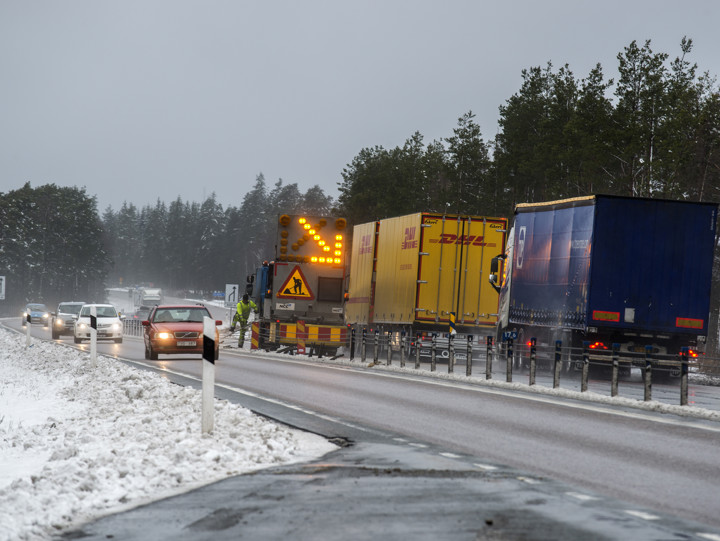 TMA-bil indikerar körväg på en större väg i snötäckt vinterlandskap.