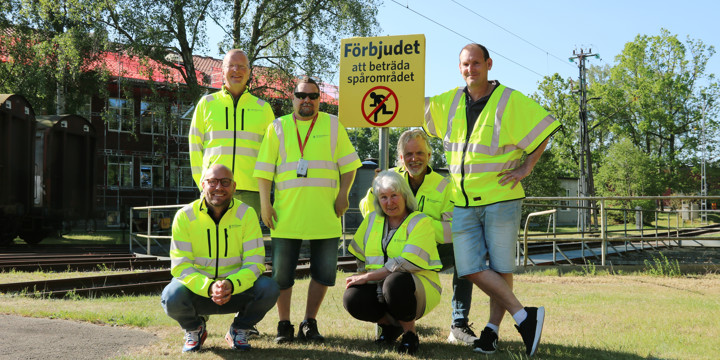 Bilden visar teamet på fordon och trafiksäkerhet på Trafikverksskolan i övningsanläggningen i Ängelholm. Alla iklädda varselväst där de står framaför spåret.